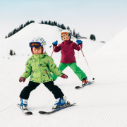 Kinder beim Skifahren in Damüls-Mellau (c) Benjamin Schlachter - Bregenzerwald Tourismus