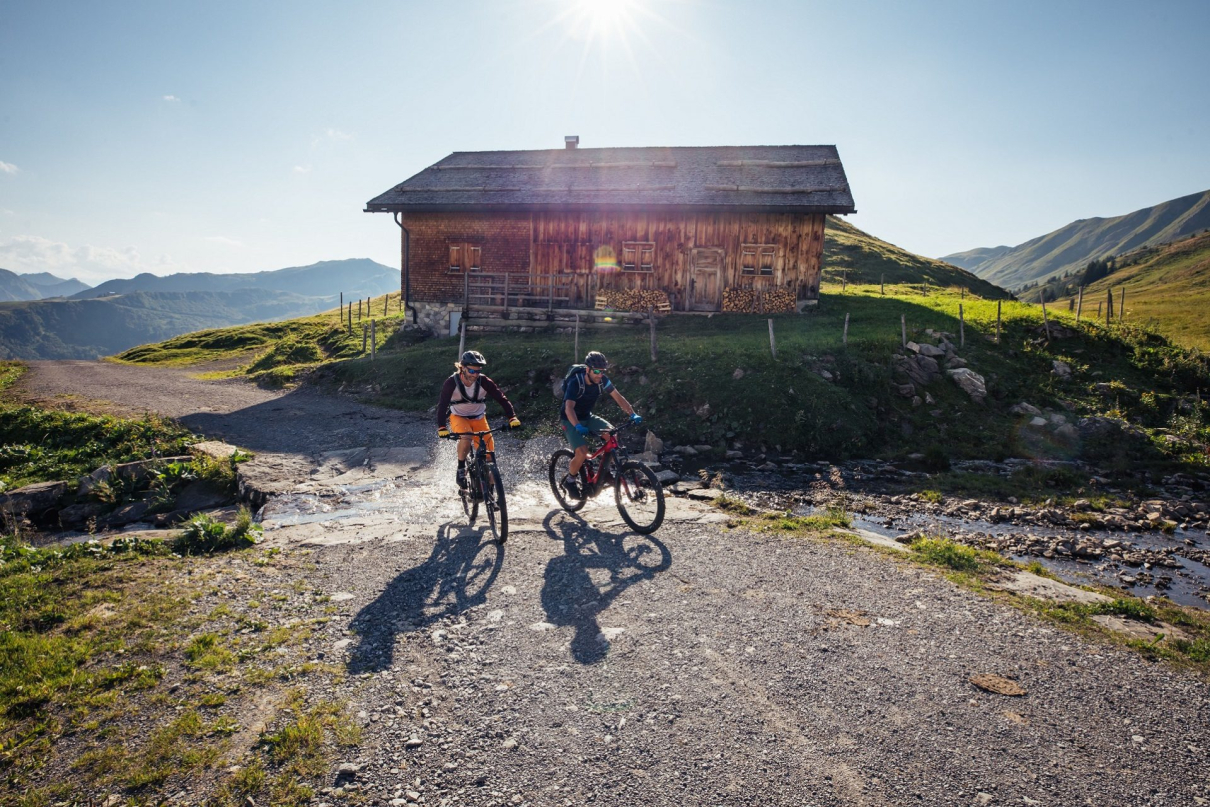 Mountainbiken in Damüls (c) Sebastian Stiphout - Bregenzerwald Tourismus